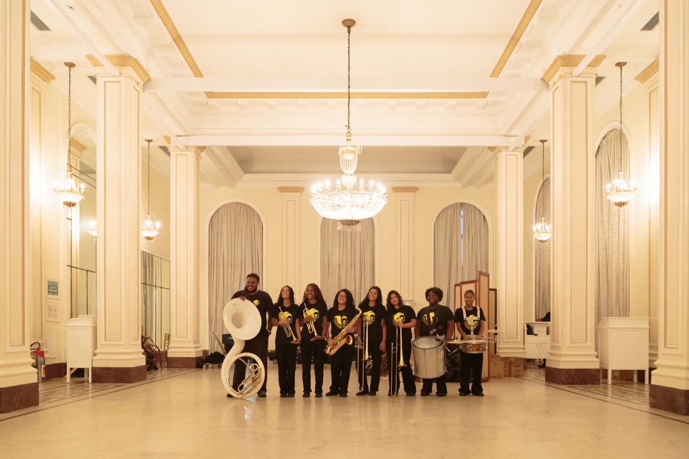 Banda da Favela Brass no salão do Copacabana Palace