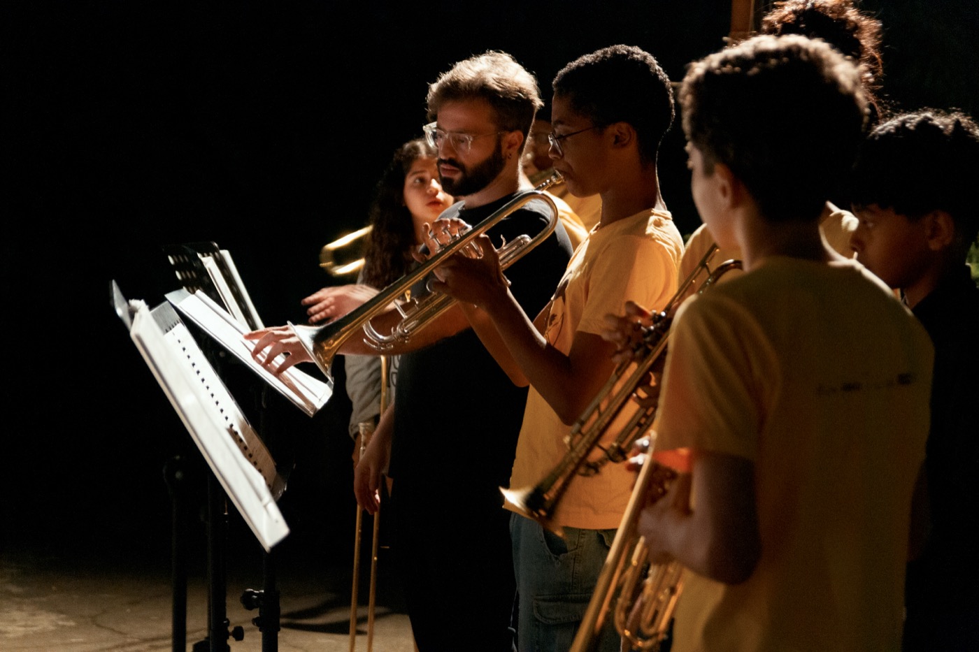 Professor e alunos do curso avançado tocando trompete