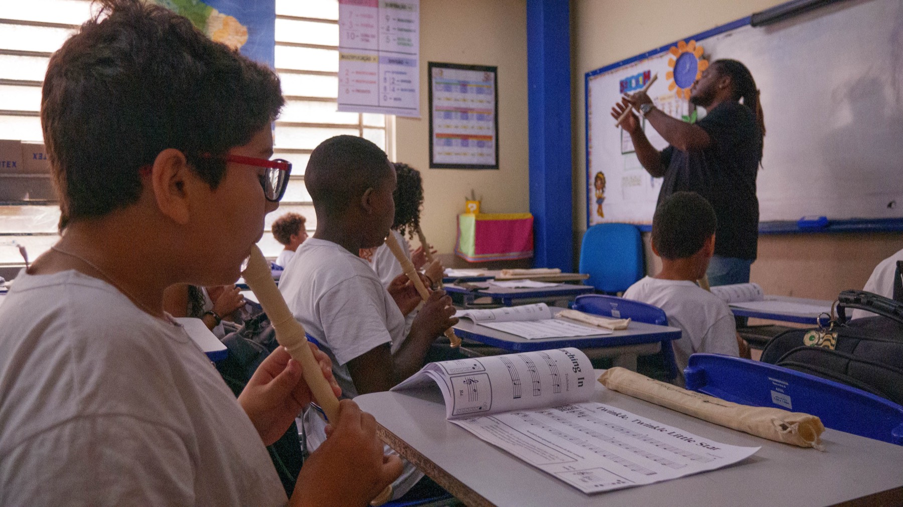 Aula de iniciação musical com flauta doce em escola municipal parceira