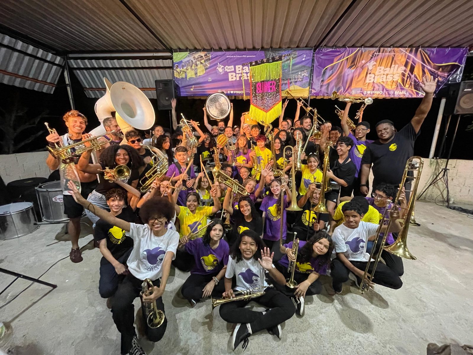 Alunos e professores da Favela Brass reunidos com seus instrumentos no Baile Brass