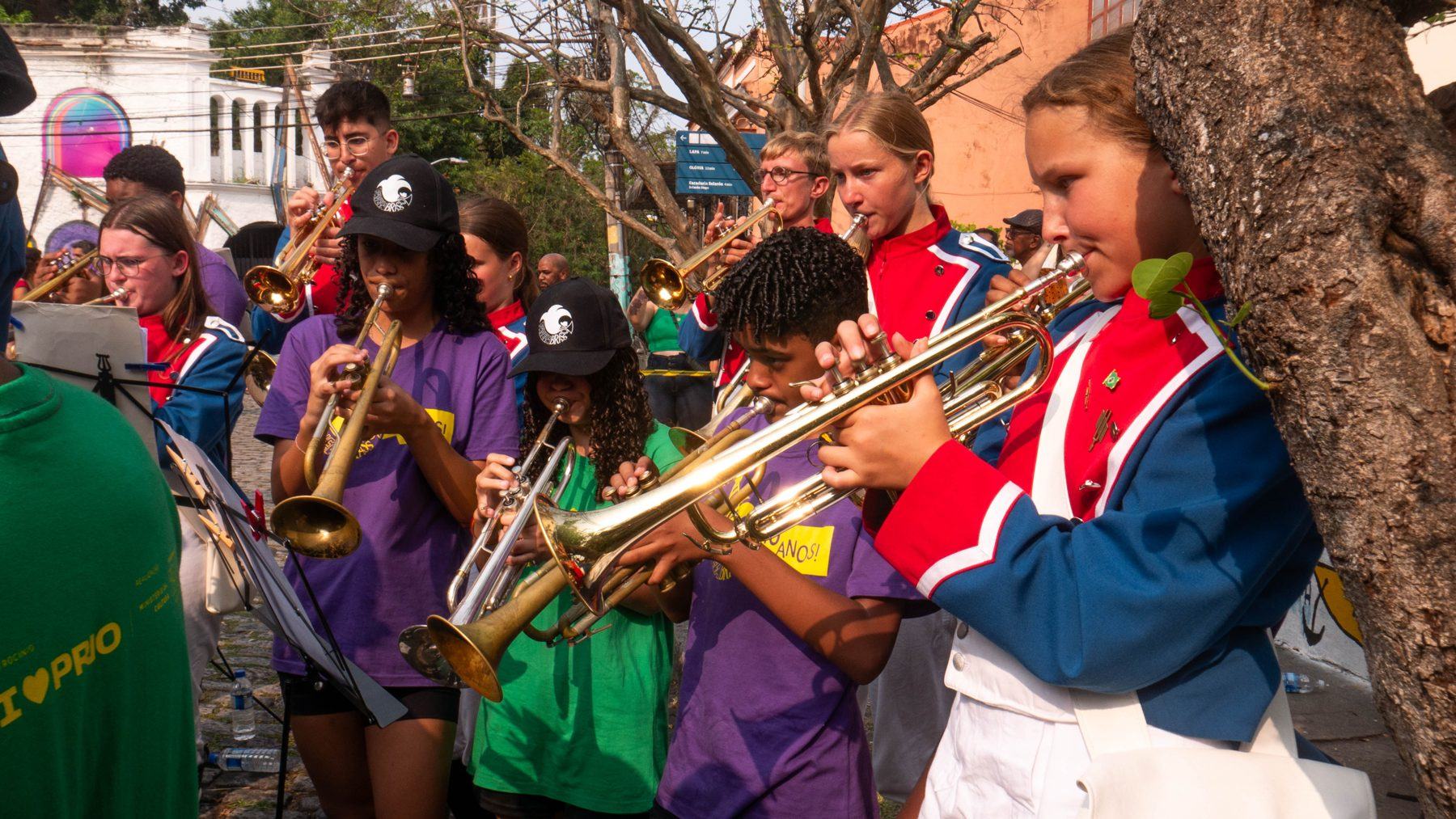 Músicos da Favela Brass e do Jugendmusikkorps de Bad Kissingen tocando juntos em Santa Teresa
