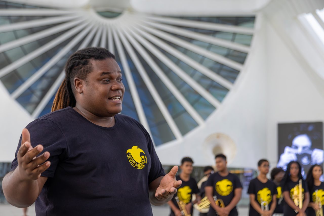 Wesley de Araújo regendo a banda