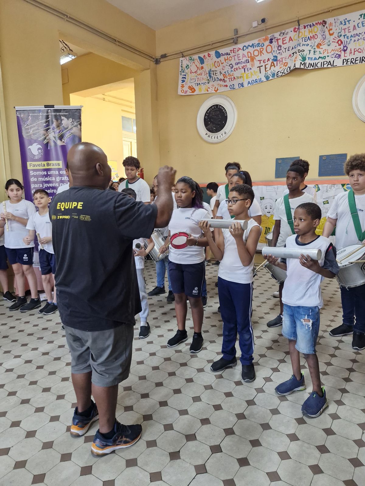 Oficina de percussão da Favela Brass na Escola Municipal Pereira Passos
