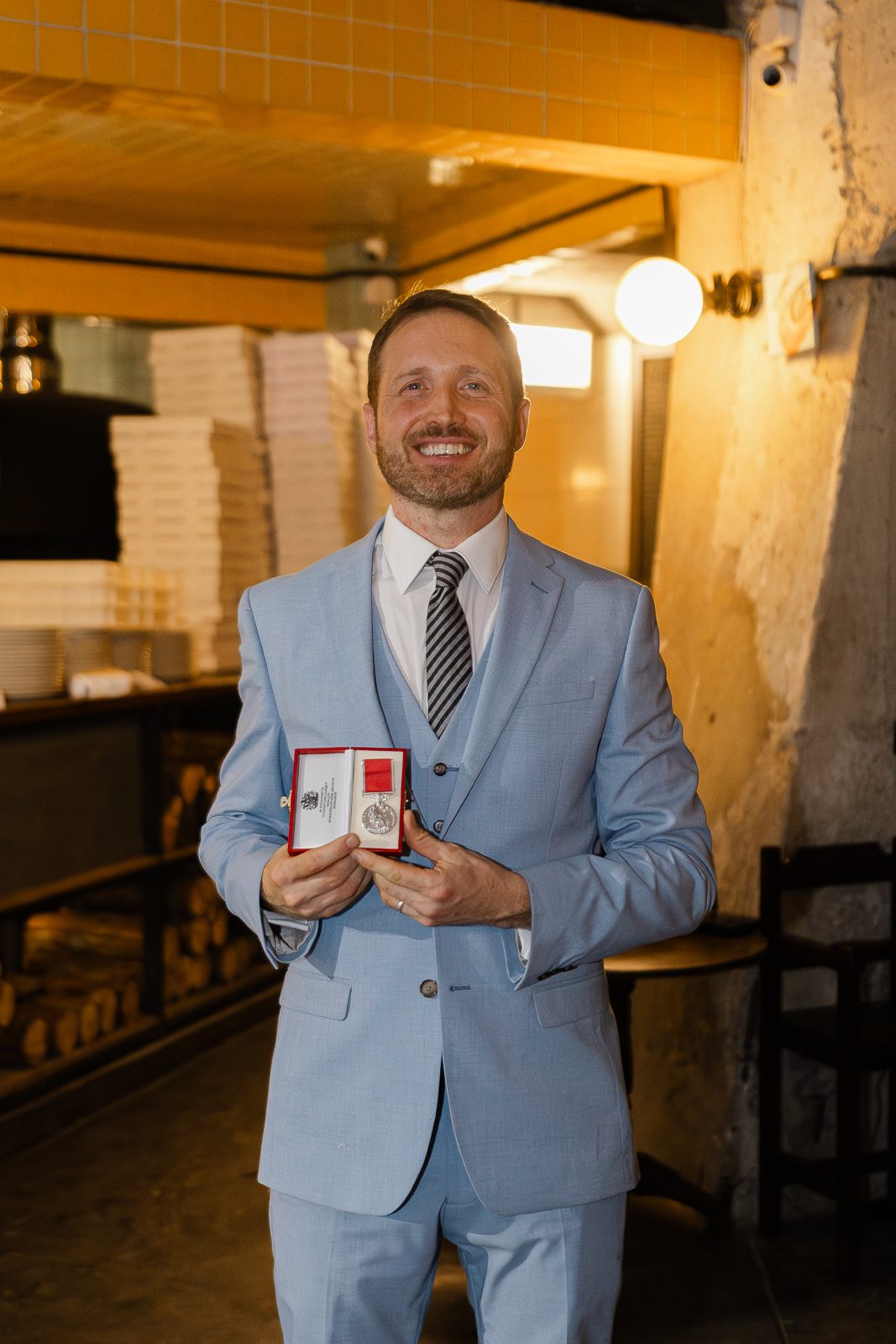 Tom Ashe com a Medalha do Império Britânico