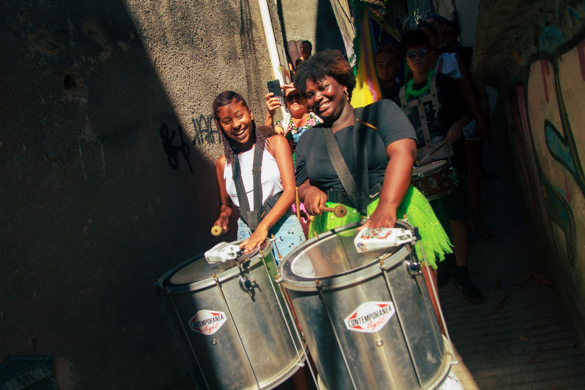 Alunas da Favela Brass tocam surdo em cortejo de carnaval no Rio