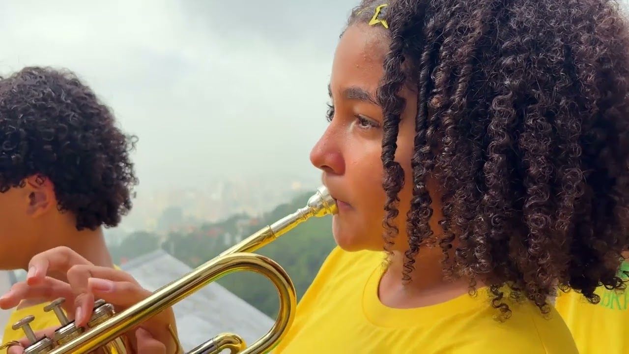 Banda da Favela Brass no videoclipe Coração Verde e Amarelo