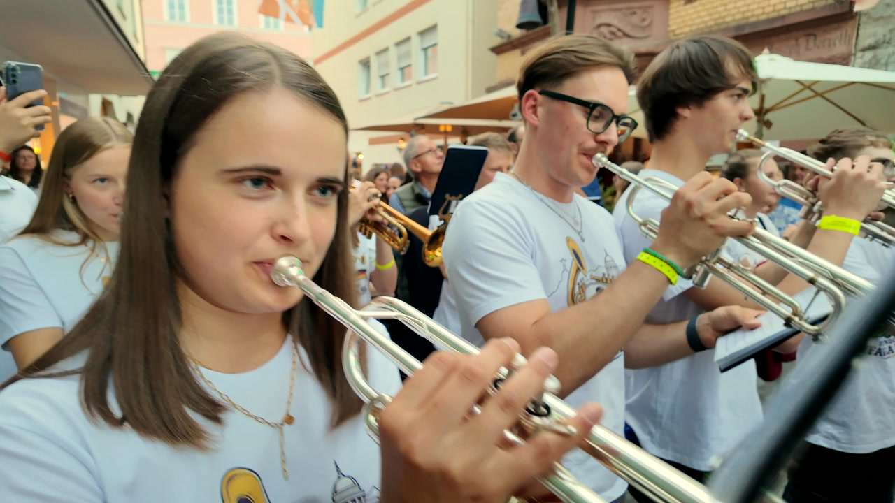 Jovens músicos de Bad Kissingen tocando no cortejo do Rakoczy-Fest