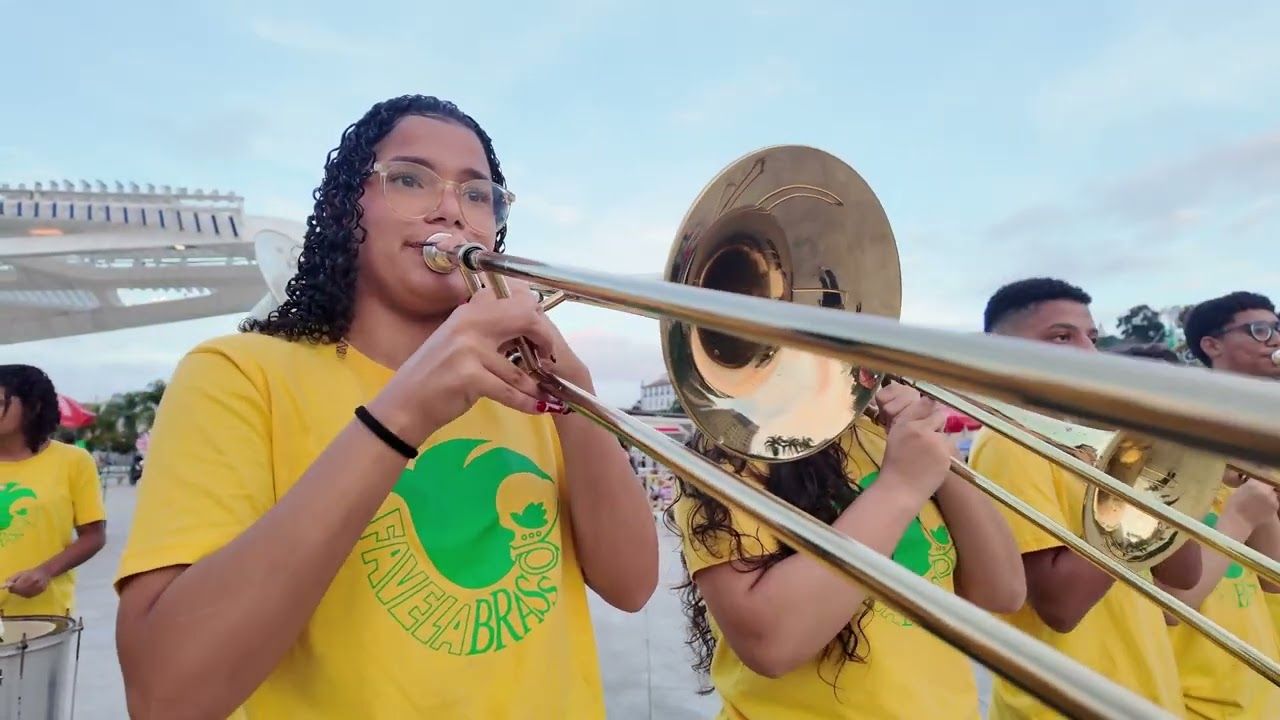 Banda Preta da Favela Brass tocando ao vivo em frente ao Museu do Amanhã