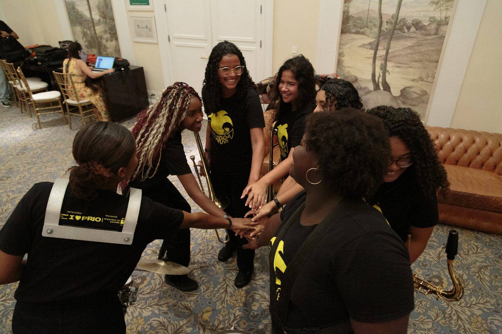 Banda das Meninas backstage huddle