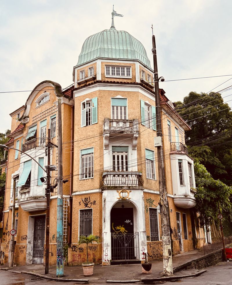 Colonial mansion at Largo do Curvelo