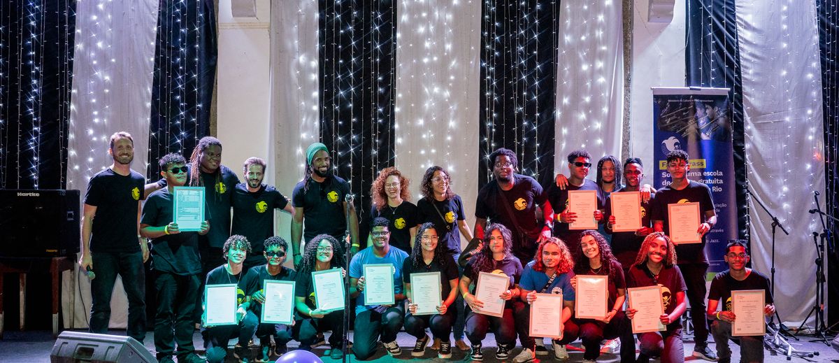 Students receiving MTB certificates